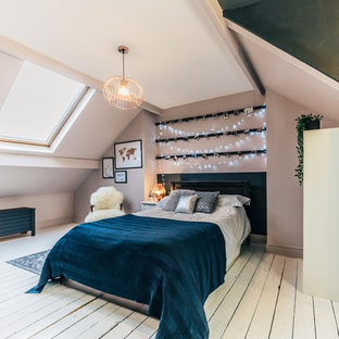 Exempel på ett mellanstort skandinaviskt barnrum kombinerat med sovrum, med beige väggar, målat trägolv och vitt golv