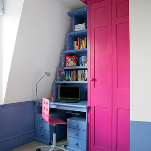 Idee per una cameretta per bambini da 4 a 10 anni boho chic di medie dimensioni con pareti bianche, moquette e pavimento beige