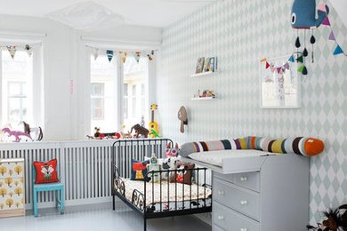 Свежая идея для дизайна: нейтральная детская с серыми стенами для ребенка от 1 до 3 лет - отличное фото интерьера