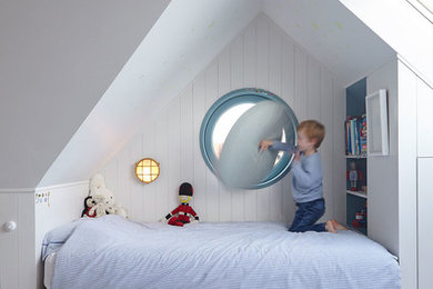 Réalisation d'une chambre d'enfant de 4 à 10 ans tradition avec un mur blanc et un sol blanc.