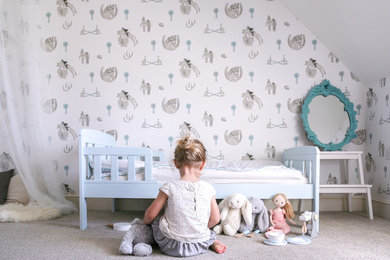 Diseño de habitación infantil unisex de 4 a 10 años de estilo de casa de campo con paredes blancas