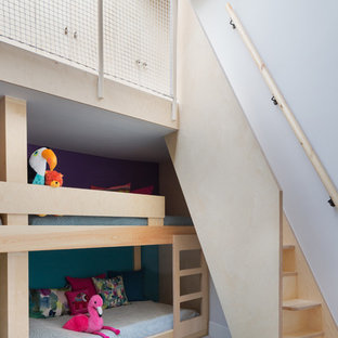 Esempio di una cameretta per bambini da 4 a 10 anni tropicale con moquette, pareti bianche e pavimento grigio