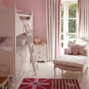 Foto di una cameretta per bambini da 4 a 10 anni vittoriana con pareti rosa