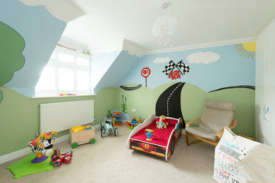 Ejemplo de dormitorio infantil de 1 a 3 años tradicional grande con paredes multicolor, moqueta y suelo beige