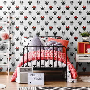 Immagine di un'ampia cameretta per bambini da 4 a 10 anni minimalista con pareti grigie, parquet chiaro e pavimento marrone