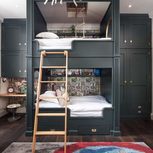 Foto di una cameretta per bambini da 4 a 10 anni stile marinaro con pareti multicolore e parquet scuro