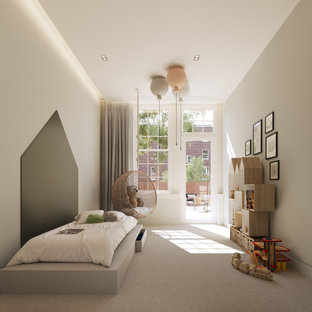 Foto di una grande cameretta per bambini da 1 a 3 anni moderna con pareti beige, moquette, pavimento grigio e soffitto ribassato