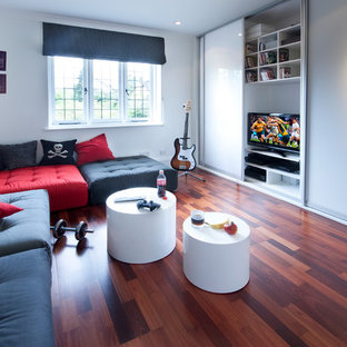 Immagine di una cameretta per bambini minimal di medie dimensioni con pareti bianche, parquet scuro e pavimento marrone
