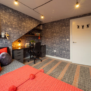 Cette photo montre une petit chambre d'enfant de 4 à 10 ans tendance avec un mur noir, sol en stratifié et un sol marron.