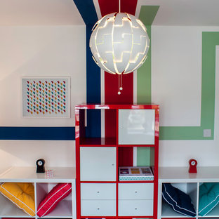 Idée de décoration pour une chambre d'enfant design de taille moyenne avec un mur multicolore et moquette.