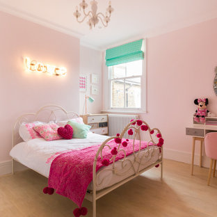 Idéer för vintage flickrum kombinerat med sovrum och för 4-10-åringar, med rosa väggar och ljust trägolv