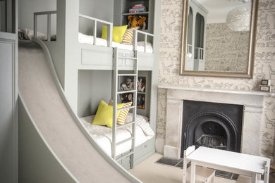 ロンドンにある広いトランジショナルスタイルのおしゃれな子供部屋 (グレーの壁、カーペット敷き、児童向け、ベージュの床、二段ベッド) の写真