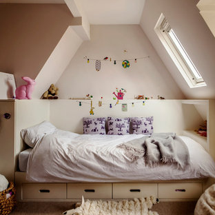 Idee per una piccola cameretta per bambini da 4 a 10 anni contemporanea con moquette