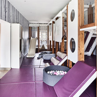 Idée de décoration pour une chambre d'enfant de 1 à 3 ans design de taille moyenne avec un mur gris et un sol violet.