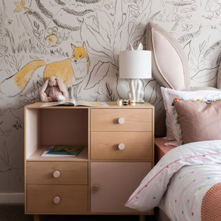 Idee per una cameretta da bambina da 4 a 10 anni minimal con pareti multicolore, moquette, pavimento grigio e carta da parati