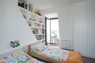 ロンドンにあるお手頃価格の中くらいなコンテンポラリースタイルのおしゃれな子供部屋 (白い壁、カーペット敷き) の写真