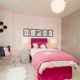 Idées déco pour une chambre d'enfant de 4 à 10 ans contemporaine de taille moyenne avec un mur rose, moquette et un sol noir.