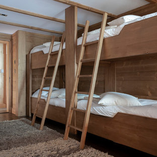 Idées déco pour une chambre d'enfant montagne de taille moyenne avec un sol en bois foncé et un sol marron.