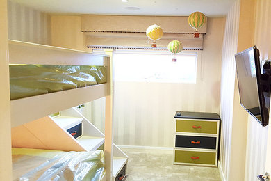 Foto de dormitorio infantil de 1 a 3 años contemporáneo pequeño con paredes beige, moqueta y suelo beige