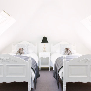 Cette photo montre une petit chambre d'enfant de 4 à 10 ans victorienne avec un mur blanc et moquette.