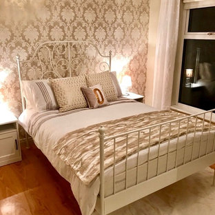 Ispirazione per una cameretta per bambini shabby-chic style di medie dimensioni con pareti beige, pavimento in laminato e pavimento marrone