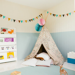 Ispirazione per una cameretta per bambini da 1 a 3 anni scandinava di medie dimensioni con pareti blu, pavimento in laminato e pavimento bianco
