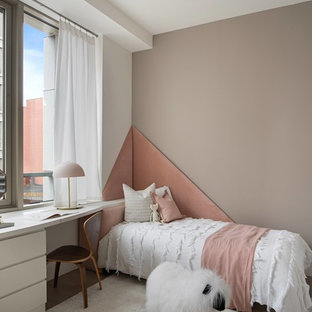 Aménagement d'une chambre d'enfant de 4 à 10 ans contemporaine avec un mur marron.