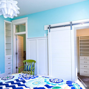 Foto di un'ampia cameretta per bambini stile americano con pareti blu e moquette