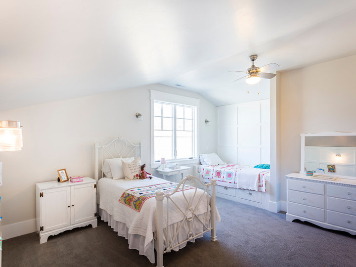 Mid-sized elegant girl carpeted kids' room photo with white walls