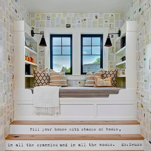 Esempio di una cameretta per bambini country di medie dimensioni con pareti multicolore e parquet chiaro