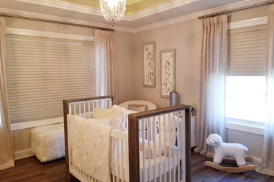 クリーブランドにある高級なコンテンポラリースタイルのおしゃれな子供部屋 (クッションフロア、茶色い床) の写真