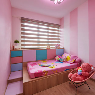 Idee per una cameretta per bambini nordica di medie dimensioni con pareti rosa e parquet chiaro