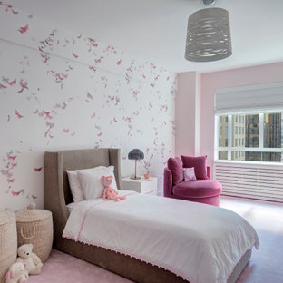 Modern inredning av ett mellanstort flickrum kombinerat med sovrum och för 4-10-åringar, med rosa väggar, heltäckningsmatta och rosa golv