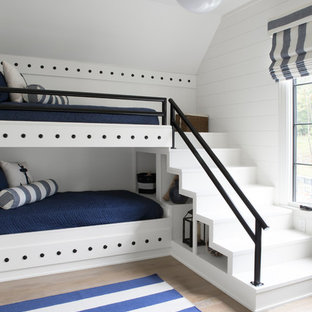 Réalisation d'une chambre d'enfant marine avec un mur blanc, un sol en bois clair et un sol beige.