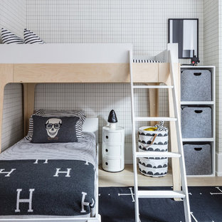 Nordisches Kinderzimmer mit Schlafplatz, bunten Wänden und hellem Holzboden in New York