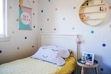 Imagen de dormitorio infantil de 4 a 10 años actual pequeño con paredes blancas y moqueta