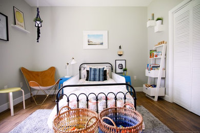 Diseño de dormitorio infantil de 1 a 3 años retro de tamaño medio con paredes grises y suelo de madera oscura