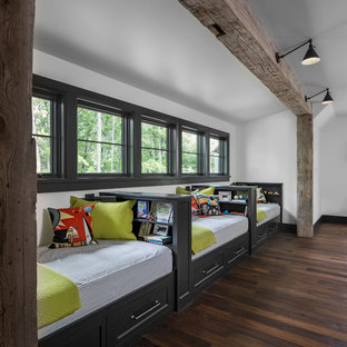 Idee per una grande cameretta per bambini da 4 a 10 anni country con pareti bianche, parquet scuro e pavimento marrone