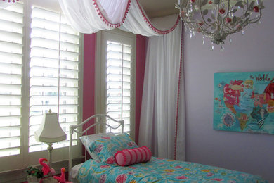 Modelo de dormitorio infantil de 4 a 10 años clásico de tamaño medio con paredes rosas y moqueta