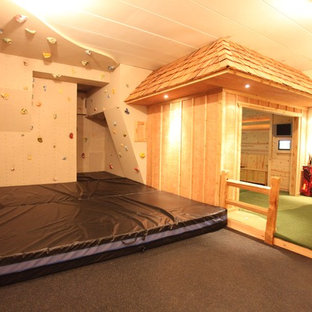 Immagine di una cameretta per bambini da 4 a 10 anni minimal con pareti beige