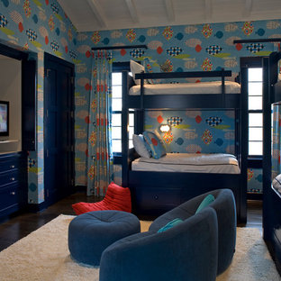 Immagine di una grande cameretta per bambini da 4 a 10 anni mediterranea con pareti multicolore e parquet scuro