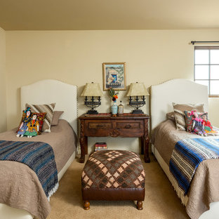 Réalisation d'une chambre d'enfant de 4 à 10 ans sud-ouest américain avec un mur beige, moquette et un sol beige.