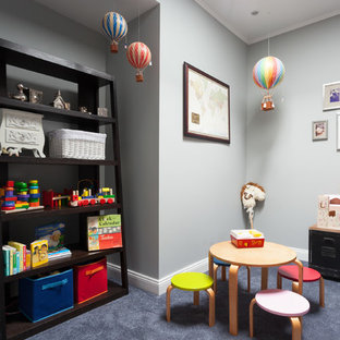 Ispirazione per una piccola cameretta per bambini da 1 a 3 anni eclettica con pareti blu e moquette