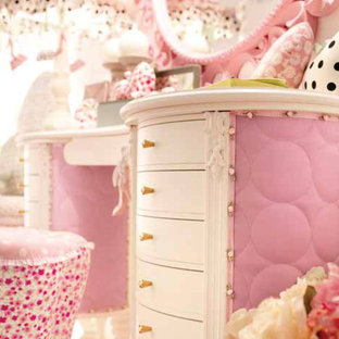 Idee per una grande cameretta per bambini moderna con pareti rosa e moquette