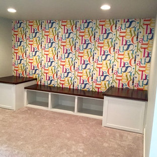 Foto di una cameretta per bambini da 4 a 10 anni american style di medie dimensioni con pareti grigie e moquette
