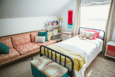 Idéer för att renovera ett mellanstort vintage flickrum kombinerat med sovrum och för 4-10-åringar, med vita väggar, heltäckningsmatta och beiget golv
