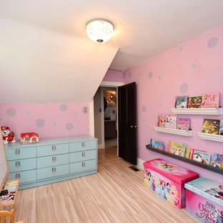 Foto di una grande cameretta per bambini da 4 a 10 anni country con pareti rosa, pavimento in laminato e pavimento beige