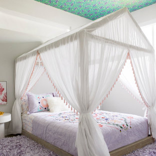 Foto di una cameretta per bambini minimal con pareti bianche, parquet scuro, pavimento marrone e soffitto in carta da parati