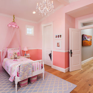 Idee per una cameretta per bambini da 1 a 3 anni classica con pareti rosa e parquet chiaro