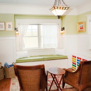 Réalisation d'une chambre d'enfant de 1 à 3 ans craftsman de taille moyenne avec un mur vert et un sol en bois brun.